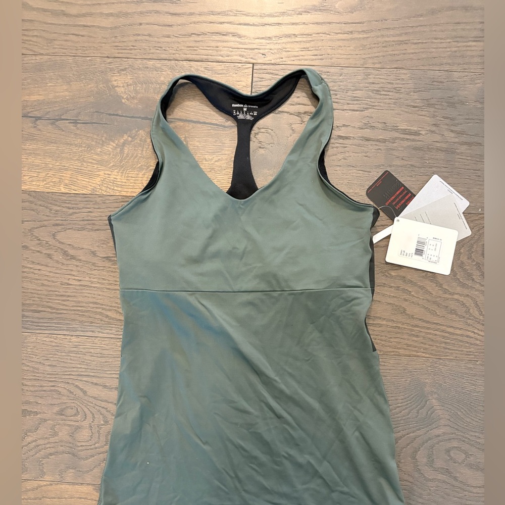 Reebok ladies athletic tank top sz 8 NWT ret $98